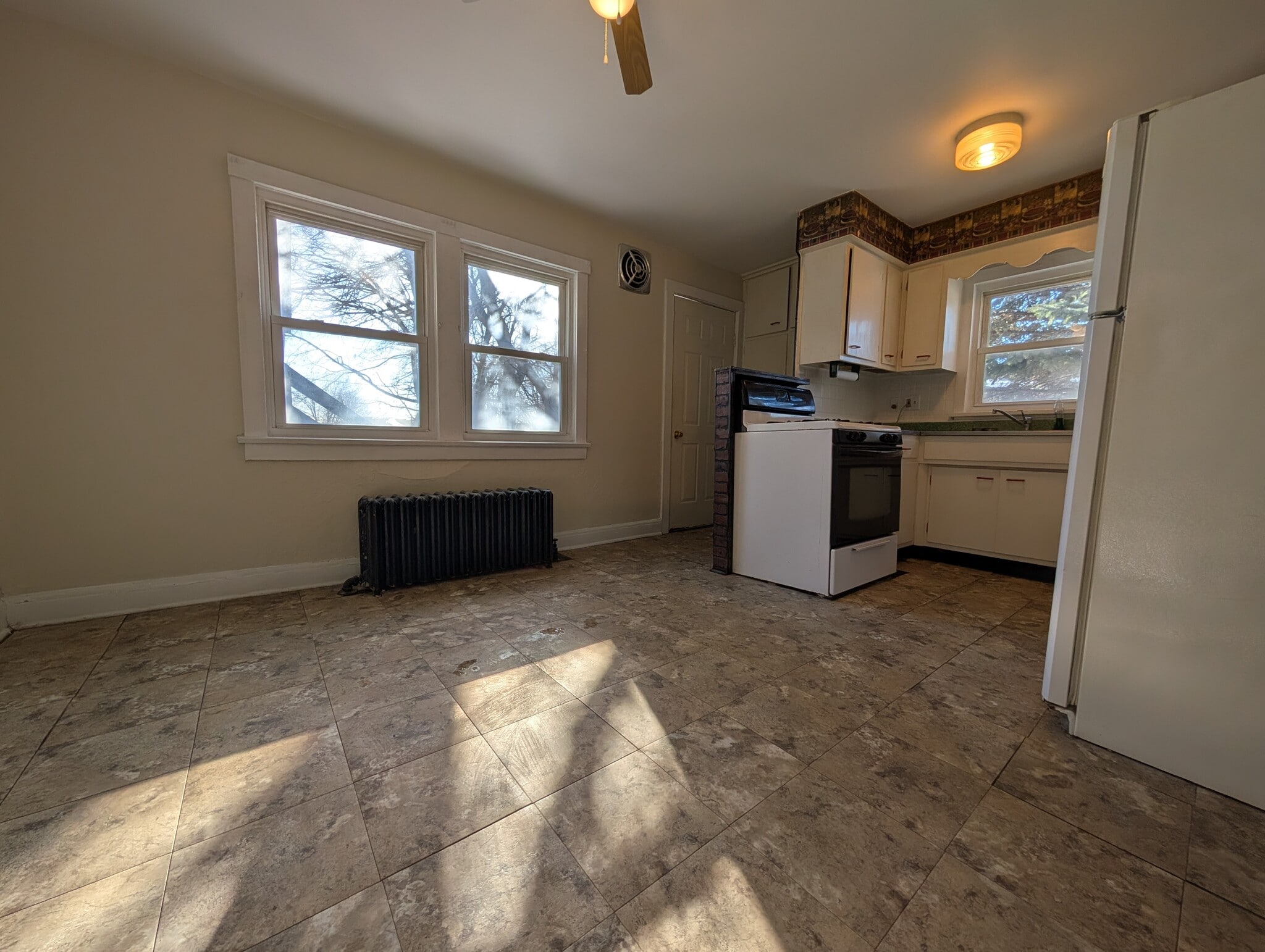 Building Photo - 121 W Comanche Ave