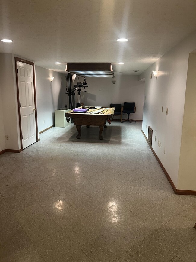 Building Photo - 230 S Circlecrest Dr