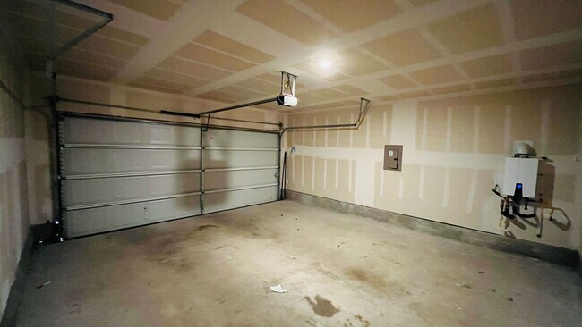 Building Photo - Spacious 4BR w/ Large Backyard – Close to ...