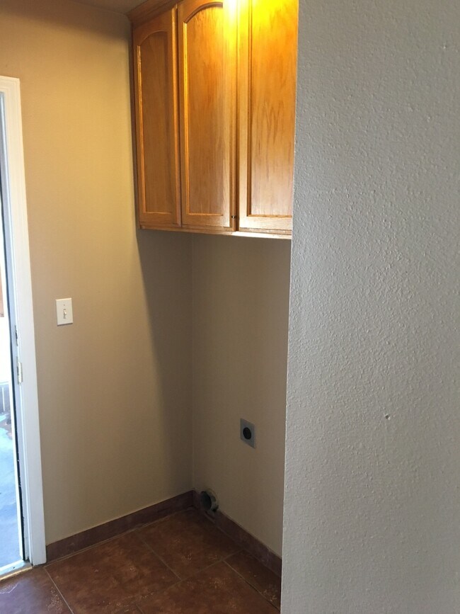 Building Photo - Charming Single-Family Home For Rent!