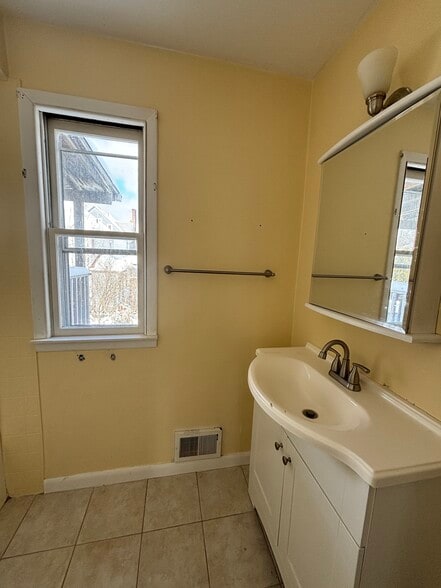 Building Photo - 162 Seminary Ave