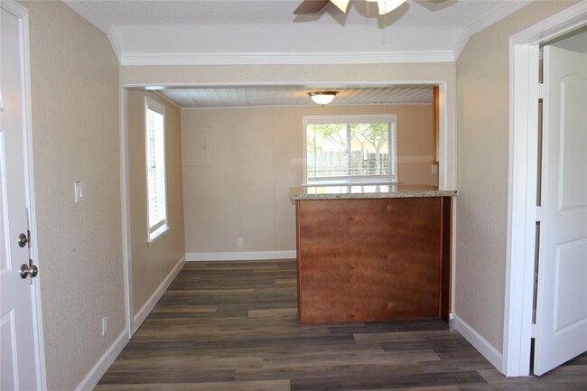 Building Photo - 706 S Blackwell St
