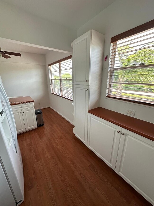 Building Photo - 449 Fanshaw K