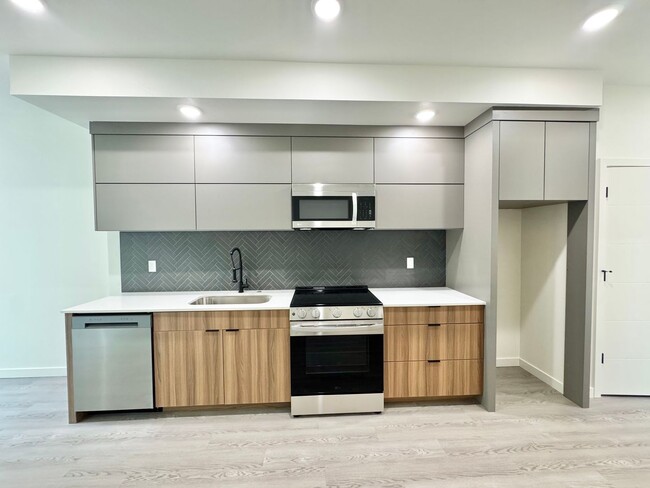 Building Photo - *1 MONTH FREE RENT* A 2bd/2bath Modern Tow...