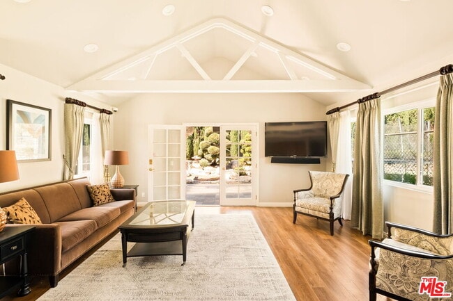 Building Photo - 1047 E Pomello Dr