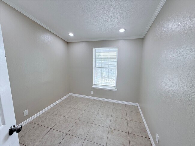 Building Photo - 9027 Puritan Way