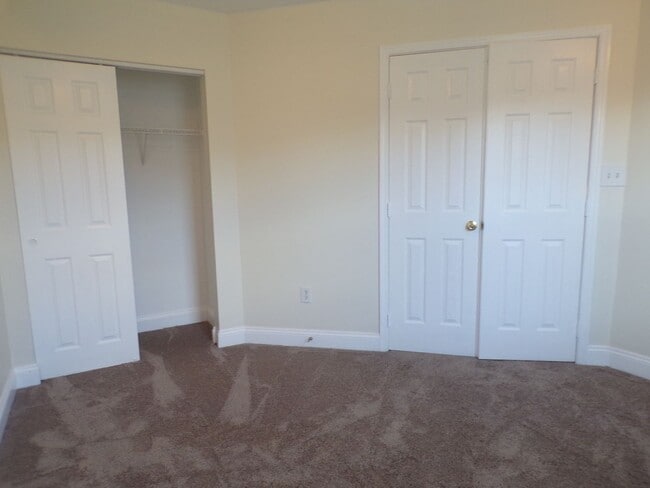 Building Photo - Odenton, 3 level twhs, end unit, Master su...