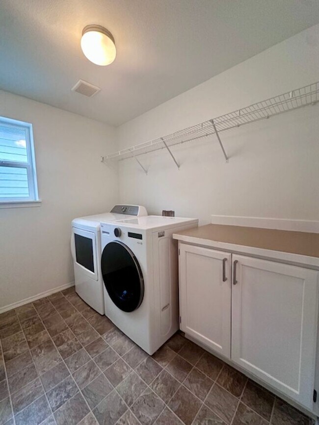Building Photo - Spacious 4 bedroom - Ready Now