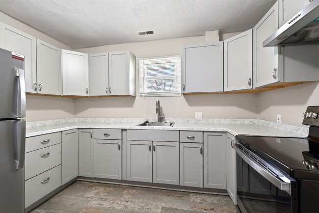 Building Photo - 2831 Hyannis Dr