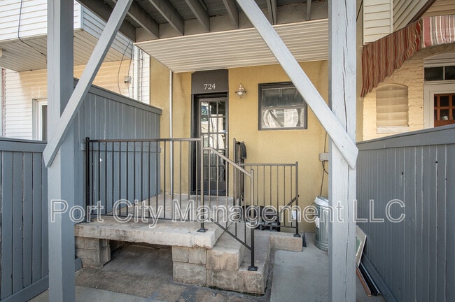 Building Photo - 724 S Ellwood Ave