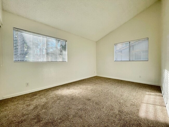 Building Photo - Charming Two Story 2 bedroom, 1.5 Bath in Ontario