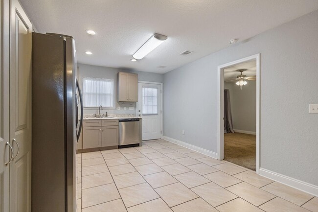 Building Photo - 515 Grand Ridge Dr
