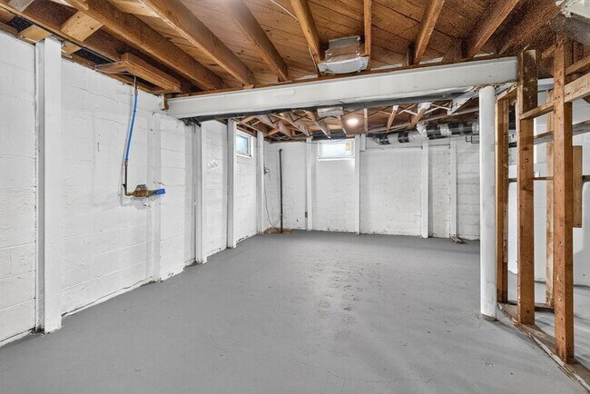 Building Photo - 176 Robinwood Ave