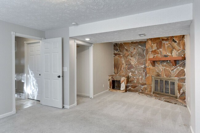 Building Photo - Large home in quiet neighborhood