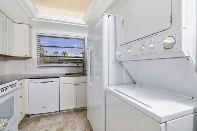 Building Photo - 1020 Palm View Dr