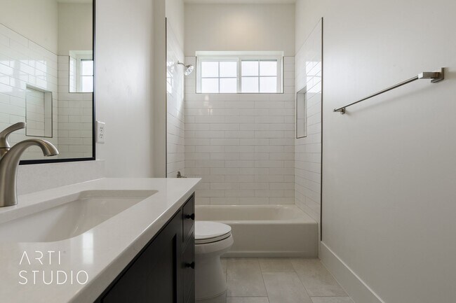 Building Photo - Beautiful Fully Furnished 3 bedroom, 2.5 B...