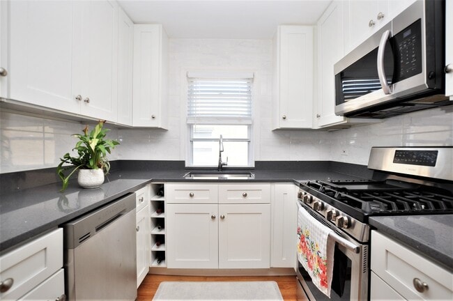 Building Photo - 2639 W Balmoral Ave