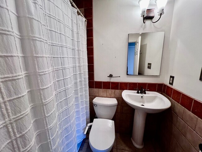 Building Photo - Stunning Renovated Ranch off Indian River