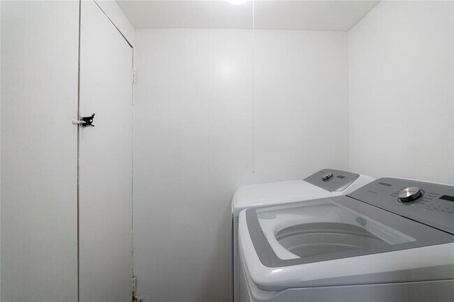 Building Photo - 3599 Lower Roswell Rd