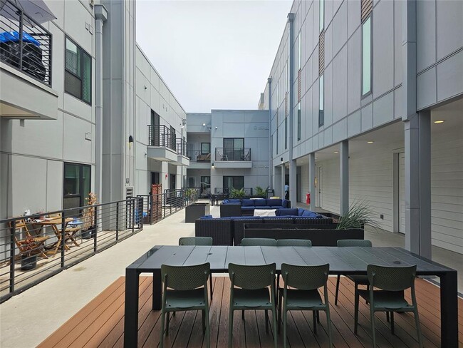 Building Photo - 2220 Webberville Rd