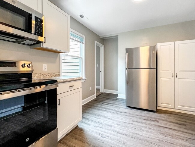Building Photo - Fully Renovated 3-Bedroom Gem in West End ...