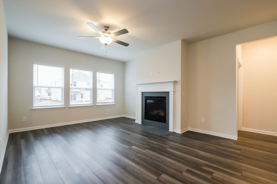 Building Photo - 5825 Hackberry Ln