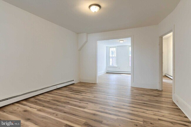 Building Photo - 825 Scull St
