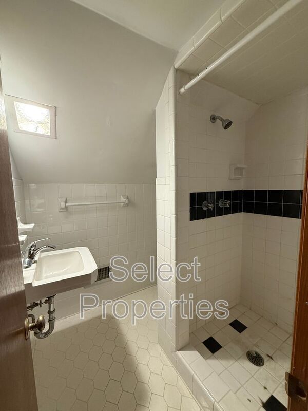 Building Photo - 1600 W Nettleton Ave