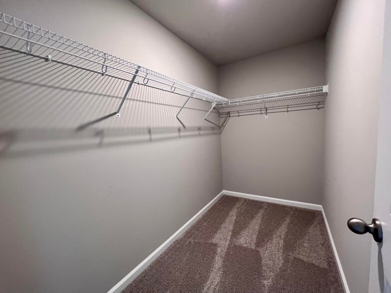 Building Photo - 5656 Mentmore Dr