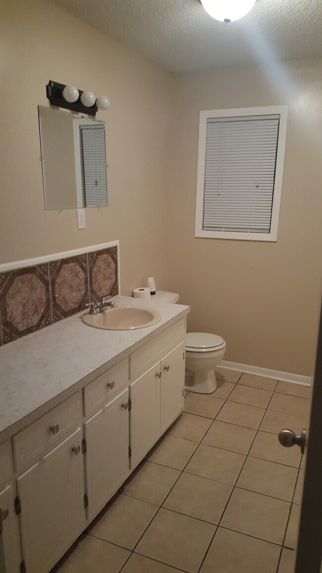 Building Photo - 909 Grimes St