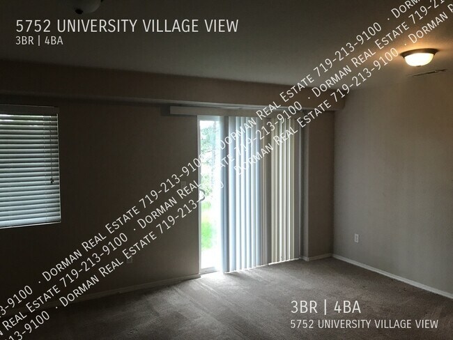 Building Photo - Townhome with garage