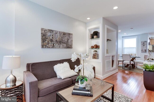 Building Photo - Gorgeous Renovated Rowhome | Walk to Colum...