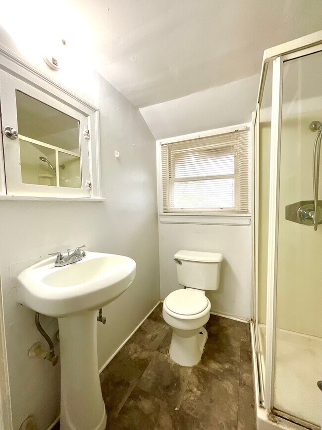 Building Photo - 810 W Magnolia Ave