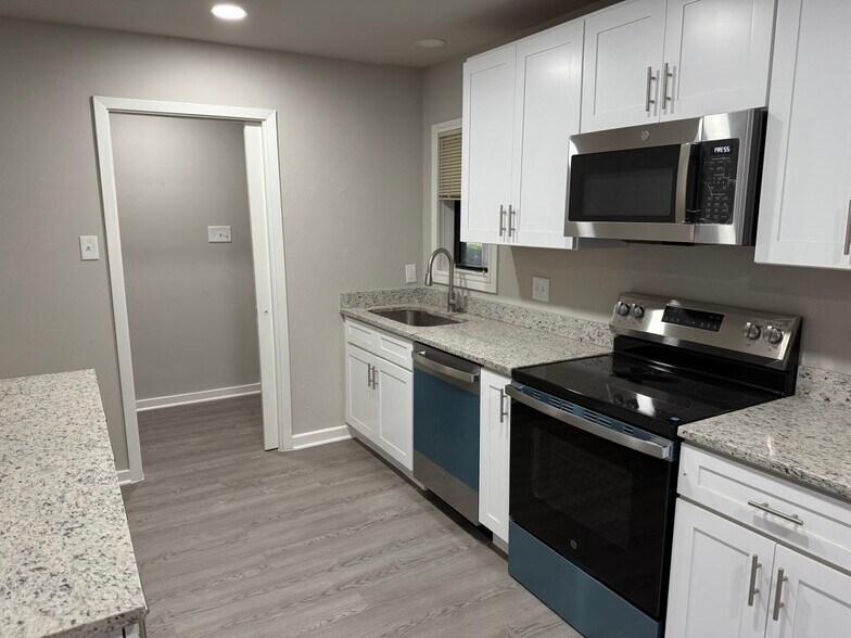 Completely remodeled kitchen with new appliances. - 8274 Lifford Pl