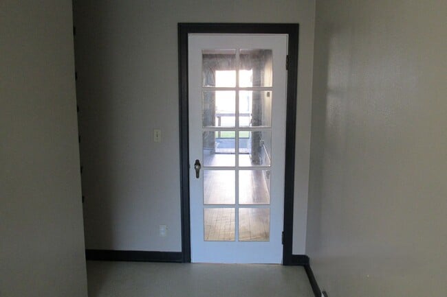 Building Photo - 2 Bedroom House in Burlington