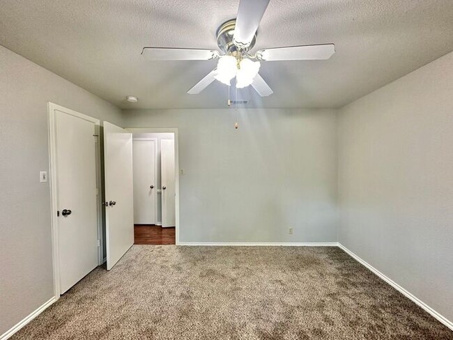 Building Photo - Beautiful 4 Bedroom 2 Bathroom home in Tyler!