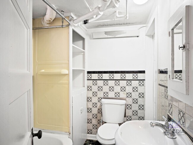 Building Photo - Charming, private basement apartment, enjoy your first month rent-free!