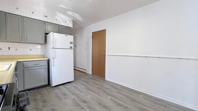 Building Photo - 421 Manila Ave