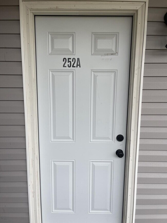 Building Photo - 252 River Rd