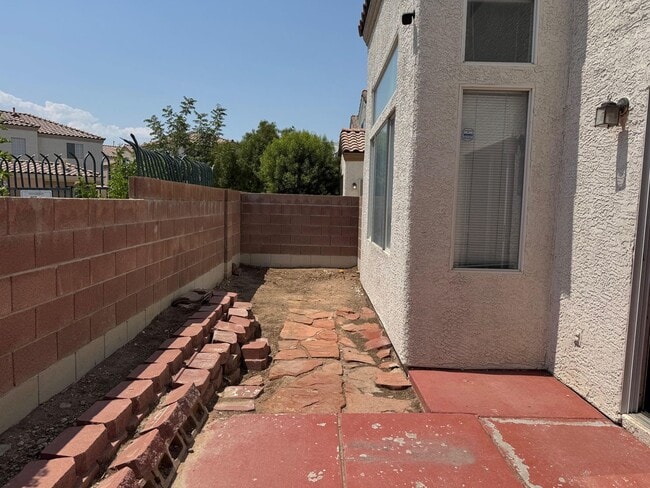 Building Photo - THIS IS A CHARMING TWO-STORY NORTH LAS VEG...