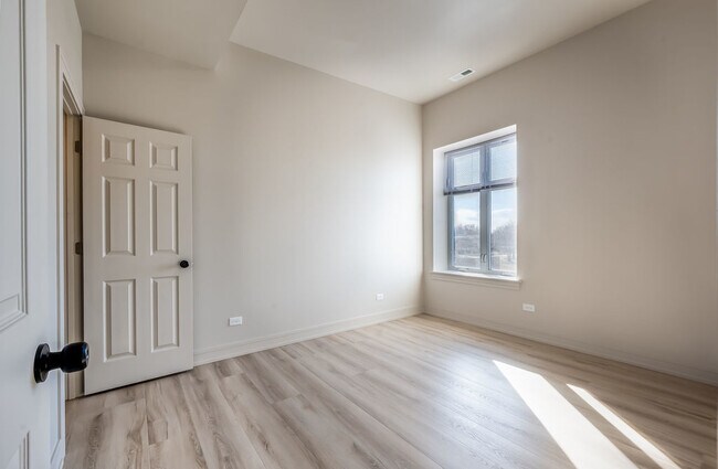 Building Photo - 1427 S Kedzie Ave