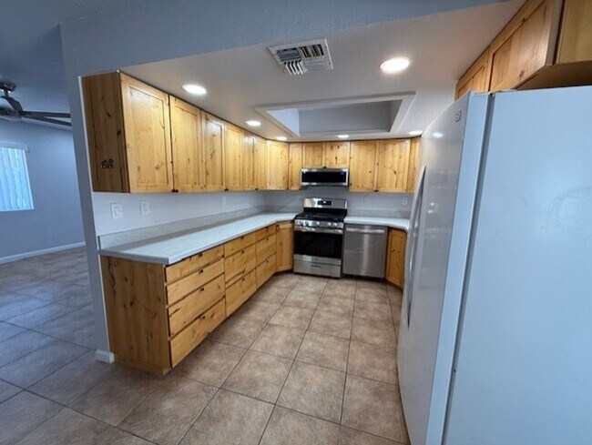 Building Photo - Spacious and newly remodeled 4 Bedroom wit...
