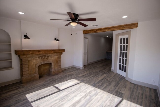 Building Photo - 2 bed near Plaza remodeled!
