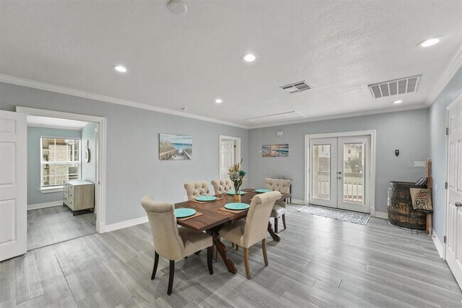 Building Photo - 3328 Bernardo De Galvez Ave