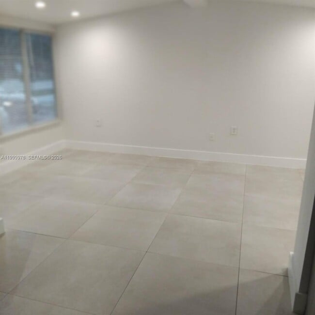 Building Photo - 1565 NE 48th St