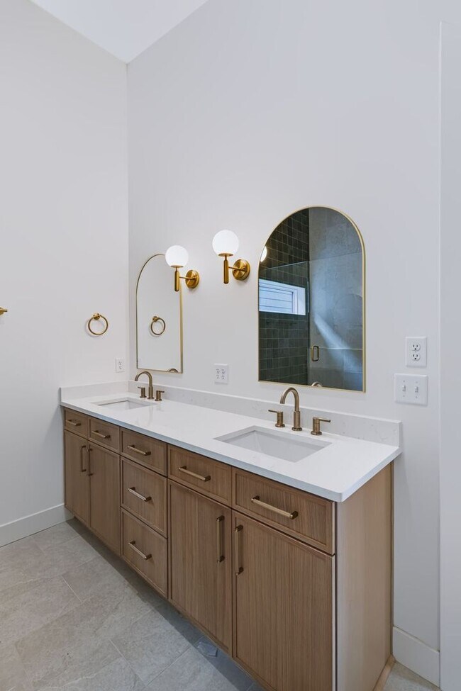 Building Photo - Modern Living & Downtown Skyline Views!