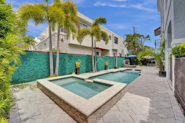 Building Photo - 2515 NE 18th St