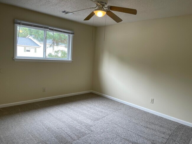 Building Photo - 697 Fox Haven Dr