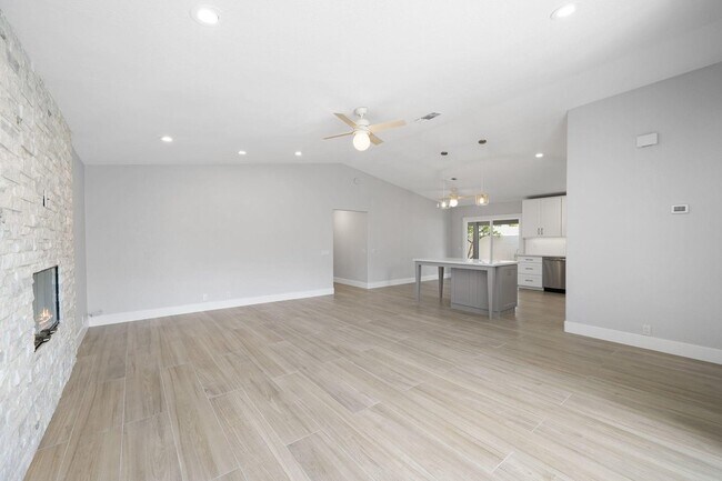 Building Photo - 54140 Avenida Mendoza