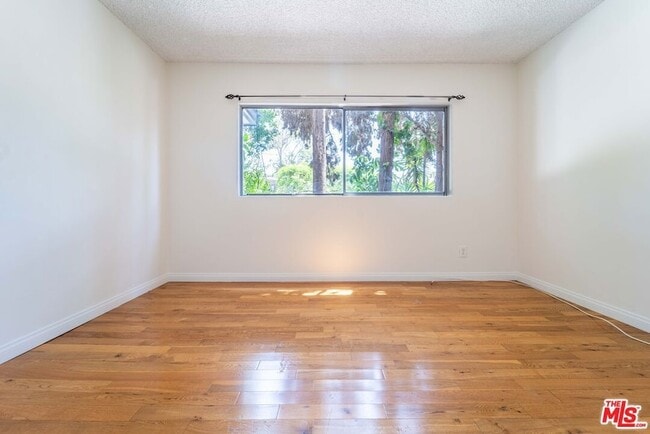 Building Photo - 941 N San Vicente Blvd